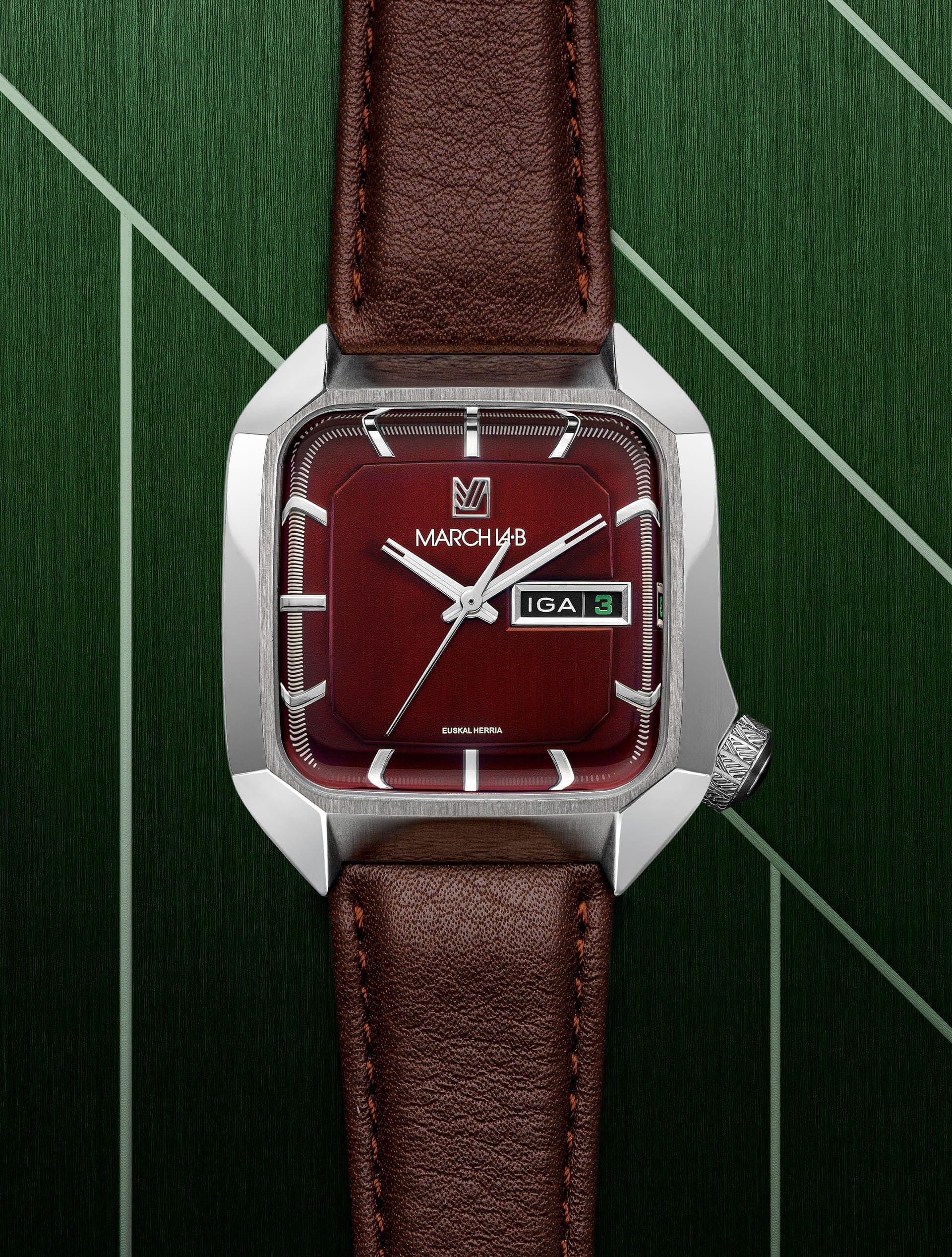 montre-basque-march-lab-AM2-electrique-basque-cadran-rouge-face